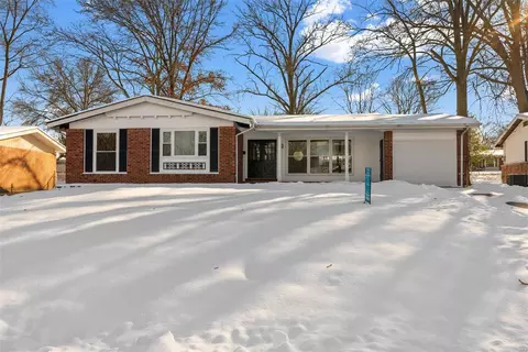3100 Long Champs Dr, Florissant, MO 63033