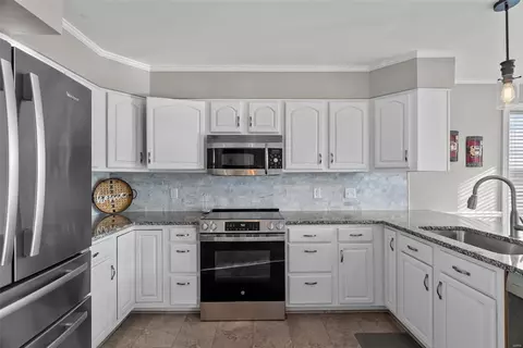 Kitchen - 449 Eagle Pointe Landing Dr, Eureka, MO 63025 photo 2 of 6