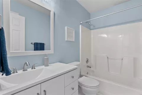 Bath - 449 Eagle Pointe Landing Dr, Eureka, MO 63025 photo 4 of 5