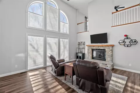 Living - 449 Eagle Pointe Landing Dr, Eureka, MO 63025 photo 2 of 3