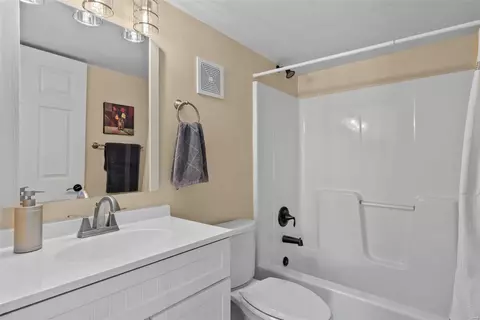 Bath - 449 Eagle Pointe Landing Dr, Eureka, MO 63025 photo 5 of 5