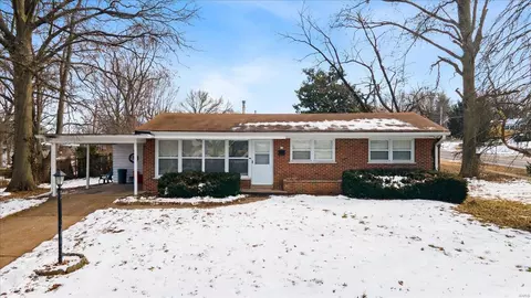 10 Saint Edward Ln, Florissant, MO 63033