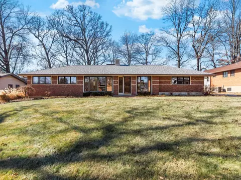 9417 Oakwood Manor Ln, Sunset Hills, MO 63126