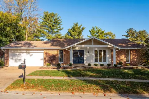 15579 Summer Lake Dr, Chesterfield, MO 63017
