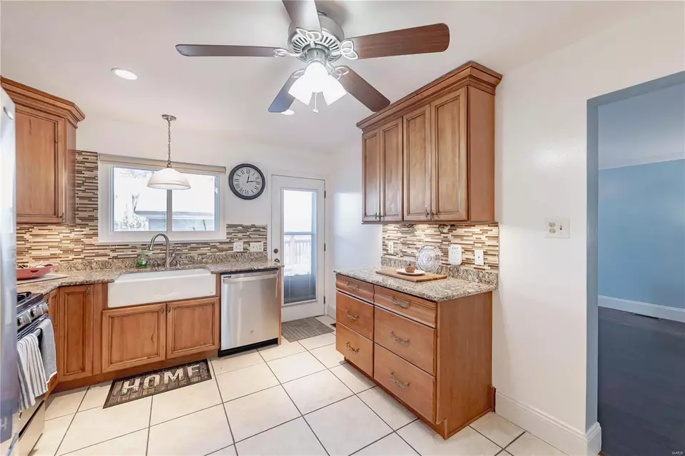Kitchen - 5491 Kenrick Parke Dr, Saint Louis, MO 63119 photo 2 of 4