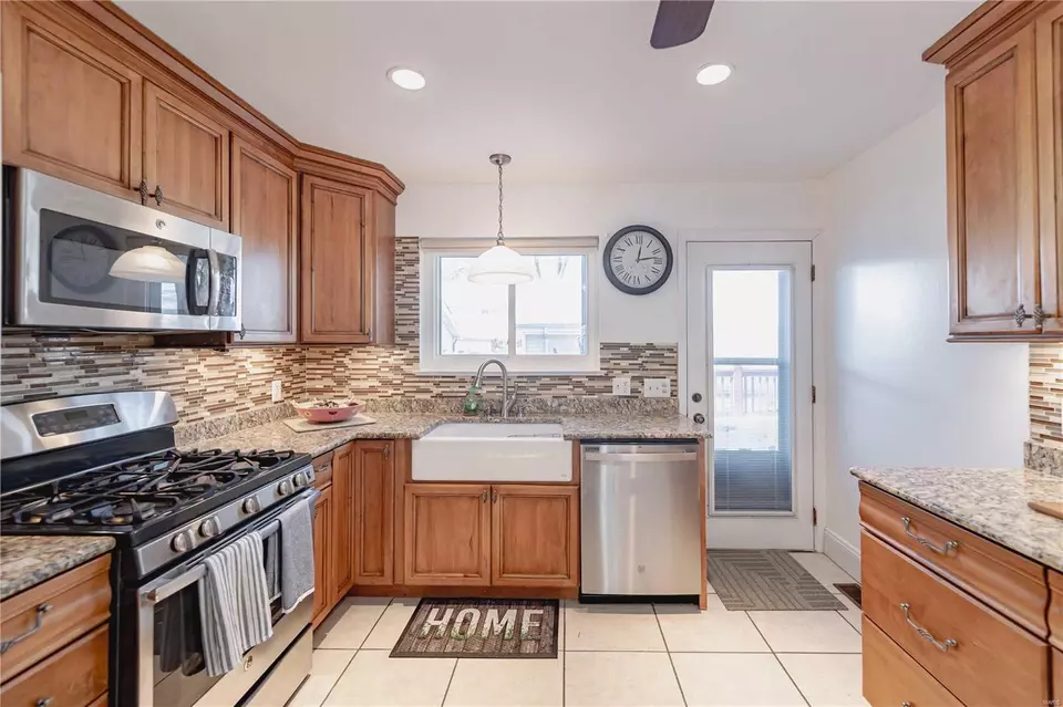 Kitchen - 5491 Kenrick Parke Dr, Saint Louis, MO 63119 photo 3 of 4