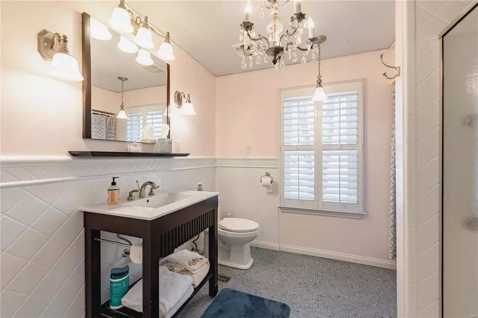 Bath - 5491 Kenrick Parke Dr, Saint Louis, MO 63119 photo 2 of 4