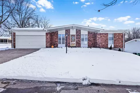 6666 Foothills Ct, Florissant, MO 63033