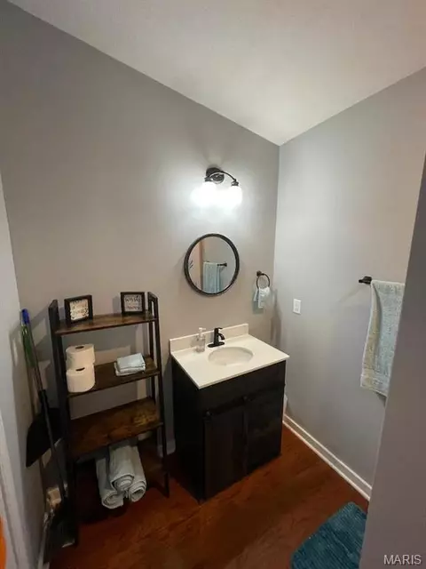 Bath - 606 Washington St, Hermann, MO 65041 photo 2 of 3
