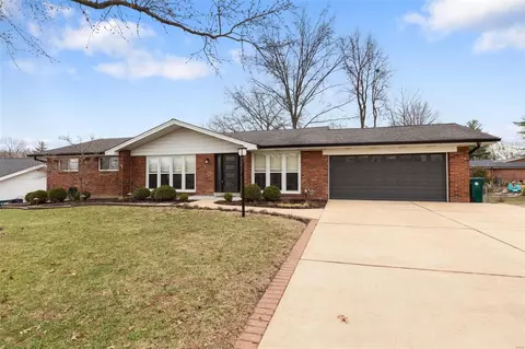 430 Medina Dr, Saint Louis, MO 63122