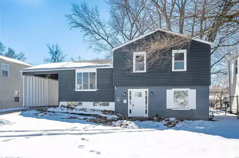 2380 Oakwood Manor Dr, Florissant, MO 63031