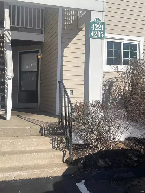 4205 Canal Dr, Florissant, MO 63034