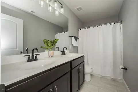 Bath - 5205 Eagle Wing Ct, Eureka, MO 63025 photo 2 of 7