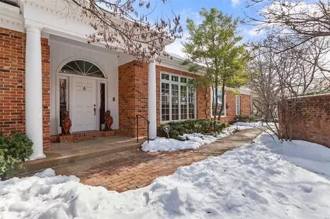 9002 Sedgwick Place Dr, Saint Louis, MO 63124