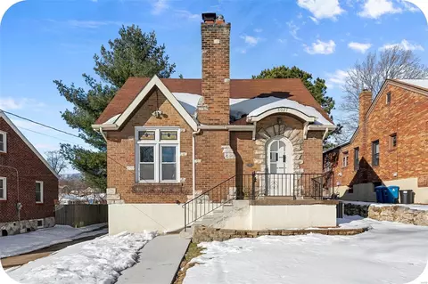 8027 Wynwood Dr, Saint Louis, MO 63123