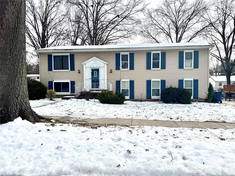 1262 Cottagemill Dr, Manchester, MO 63021
