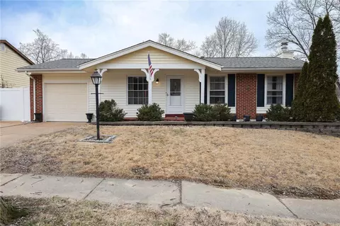 209 May Valley Ln, Fenton, MO 63026