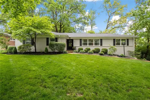 920 N Berry Rd, Glendale, MO 63122