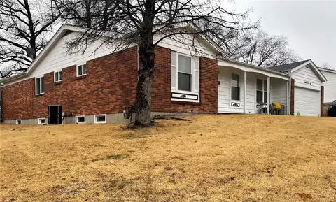 1146 Foxlair Dr, Saint Louis, MO 63137
