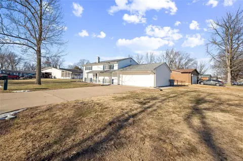 301 Bittersweet Dr, O'fallon, MO 63366 photo 2