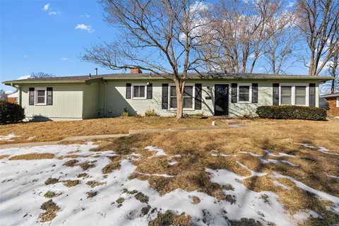 901 Barton Pl, Saint Charles, MO 63301