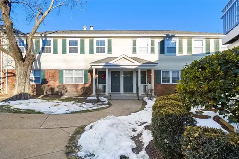1548 E Swan Cir, Saint Louis, MO 63144