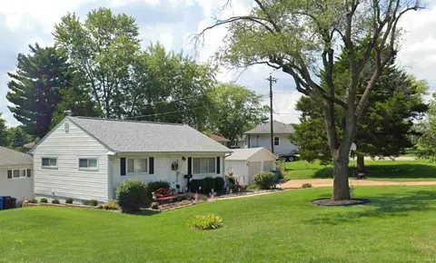 2701 Kenny Dr, Saint Louis, MO 63125