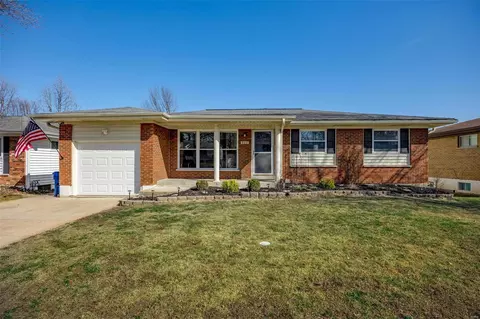 4652 Villa Knoll Dr, Saint Louis, MO 63128