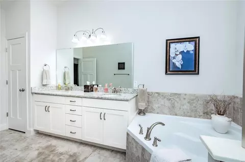 Bath - 699 Bluffs View Ct, Eureka, MO 63025 photo 2 of 4
