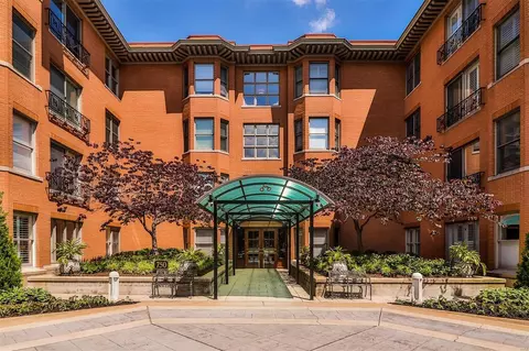 750 S Hanley Rd #46, Saint Louis, MO 63105