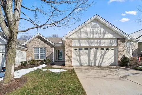 50 N Trumbull Cir #43B, Saint Charles, MO 63301