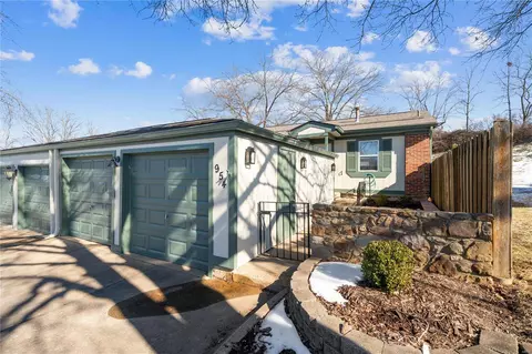 954 Barbizon Dr, Manchester, MO 63021