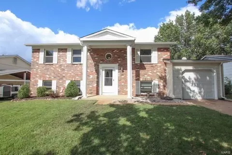 1231 Kings Trail Ln, Fenton, MO 63026