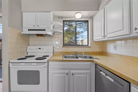 Kitchen - 879 Portsdown Rd, Ballwin, MO 63011 photo 3 of 4