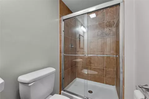 Bath - 879 Portsdown Rd, Ballwin, MO 63011 photo 5 of 5