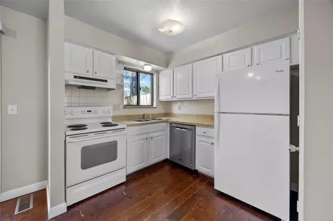 Kitchen - 879 Portsdown Rd, Ballwin, MO 63011 photo 2 of 4