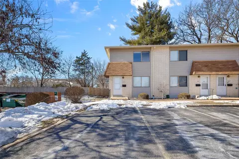 879 Portsdown Rd, Ballwin, MO 63011