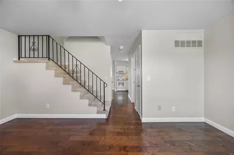 Living - 879 Portsdown Rd, Ballwin, MO 63011 photo 2 of 5