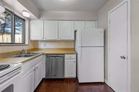 Kitchen - 879 Portsdown Rd, Ballwin, MO 63011 photo 4 of 4