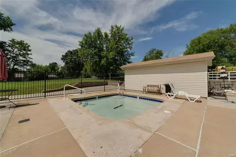 Exterior - 879 Portsdown Rd, Ballwin, MO 63011 photo 7 of 7