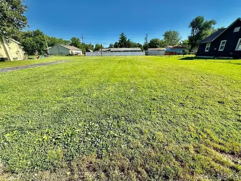 523 Wilson Ave, Wood River, IL 62095