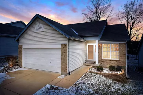 3272 Country Hollow Dr, Saint Louis, MO 63129