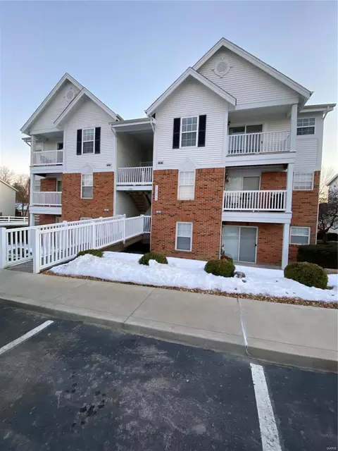 1233 Woodland Point Dr #I, Saint Louis, MO 63146