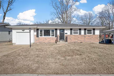 1275 Lindsay Ln, Florissant, MO 63031