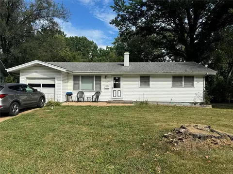 8 Bayview Dr, Saint Louis, MO 63135