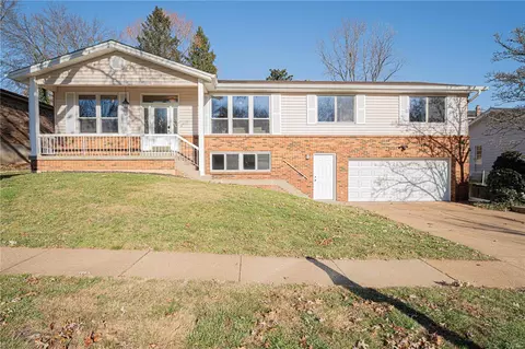 4673 Longspur Dr, Saint Louis, MO 63128