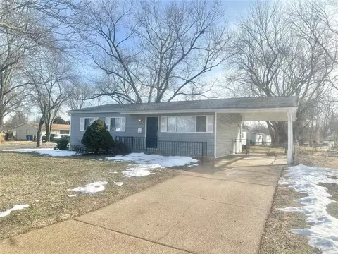 34 Manor Dr, Florissant, MO 63031