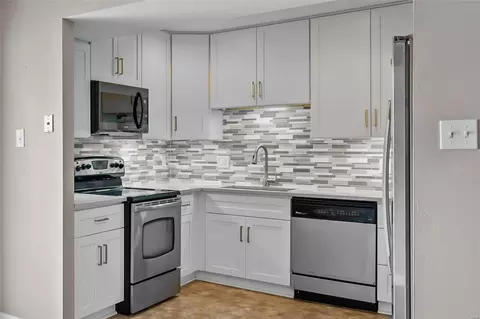 1734 Blue Jay Cv, Brentwood, MO 63144