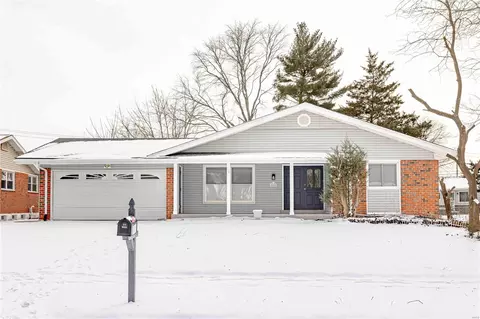 2610 Dresden Dr, Florissant, MO 63033