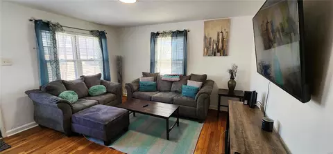 Living - 7620 Stanwood Dr, Saint Louis, MO 63121 photo 1 of 2